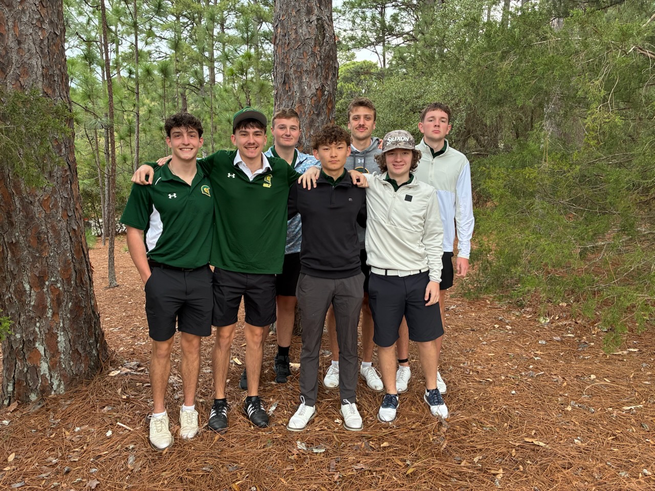 Group photo of the 25-26 MCC men's golf team outside.